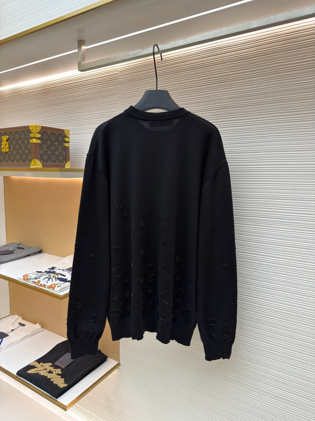 LOUIS VUITTON gradient beaded knitted pullover ●Original version: Purchased and developed at 20700 ●Item number: 1681606-B40 ●Fabric: wool blended fabric ●Technology: knitted ●Color: black ●Version: fitted version ●Weight: about 480 grams ●Size: S-M-L-XL ●Description: Made of 50% wool, 50% cotton yarn. This fabric has a soft upper body, and the classic combination of wool and wool yarn presents a high-end style of ready-to-wear. The beads are connected by embroidery, computer-positioned embroidery is connected, and the knots are sewn by hand. Each pattern is positioned 1:1 according to the original version, and the size of each bead is consistent with the original version. Made from fine, responsibly sourced sheep wool, this crewneck is constructed with lustrous beading and features a Monogram pattern that fades upward from the hem, making it a casual yet sophisticated evening wear option. The overall wiring is straight and delicate, the fabric is comfortable and soft, and the color is consistent without color difference. It can be matched with the same style to create a fashionable look and control various occasions. Customized accessories, complete with three standards, same style for men and women!